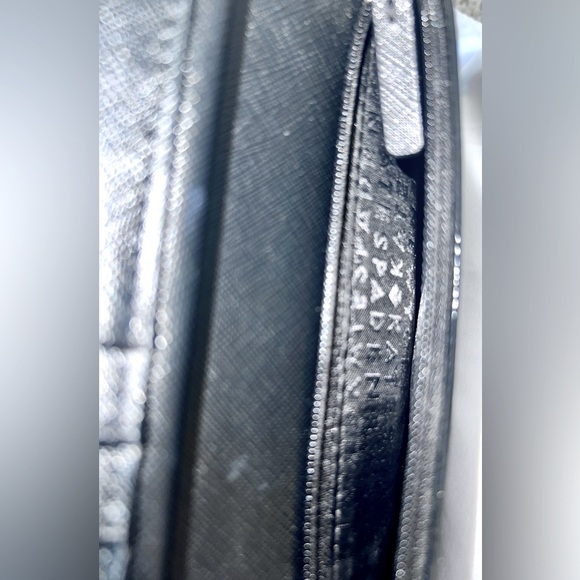 Kate Spade sleek Black Leather Crossbody Bag with Adjustable Strap - Picture 9 of 9